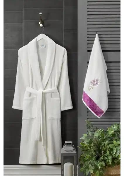 Banyo Bornozları Karşılaştırması: Pamuklu ve Kadife Modellerinin Özellikleri ve Kullanıcı Yorumları