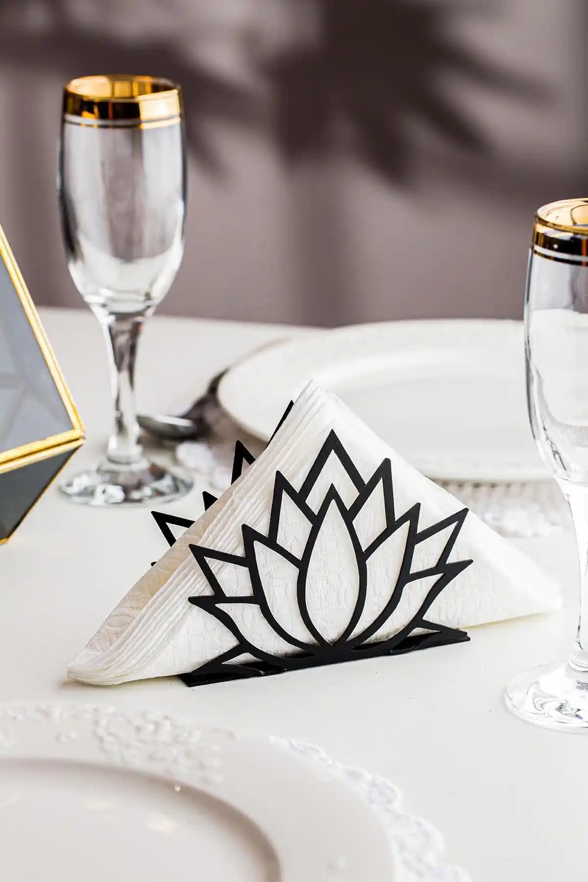 Doreline Lotus Çiçeği Motifli Siyah Masaüstü Peçetelik ve Havluluk Dekoratif Ürünler