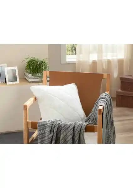 English Home Soft Touch Tavşan Peluş Yastık Kılıfı: Şık ve Yumuşak Dekorasyon Ürünü