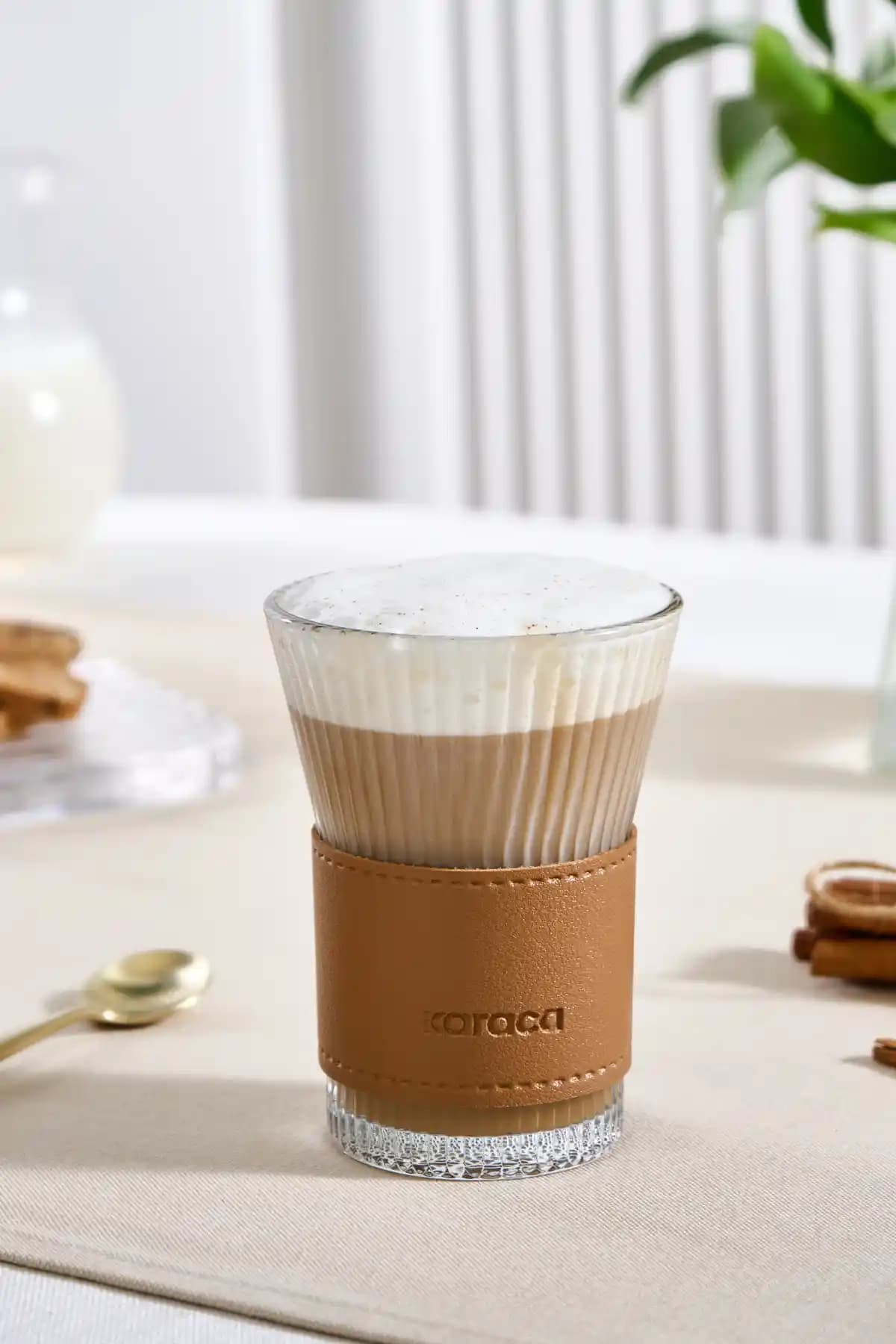 Karaca Leather Cool Touch Latte Bardağı: Estetik ve Fonksiyonellik Bir Arada