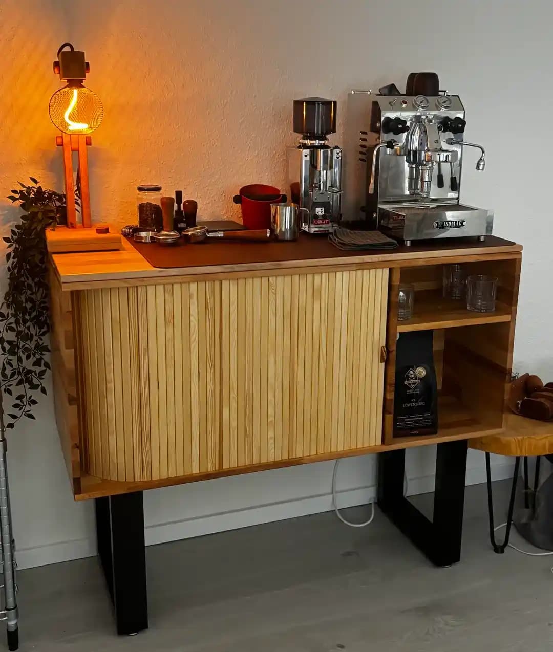 Tambur Kapaklı Kahve Barı Tasarımı: Fonksiyonel ve Estetik Marangozluk Projesi