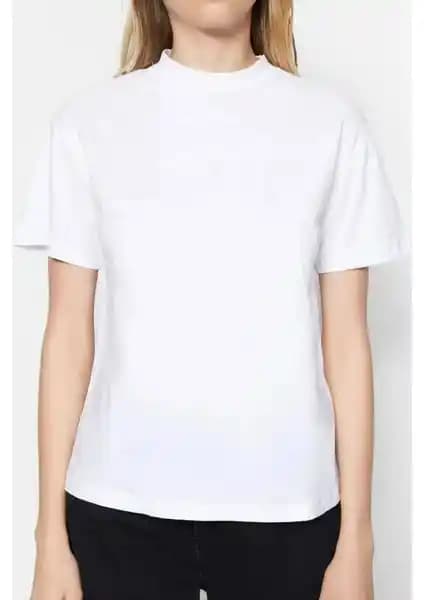 Günlük Şıklık ve Konfor Sunan Modern ve Sade Tasarımlı T-shirt Önerileri