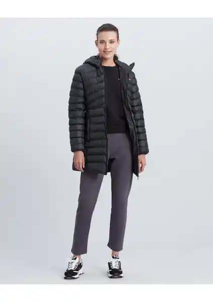 Skechers W Essential Maxi Length Hooded Jacket Kadınlar İçin Şık ve Fonksiyonel Kış Montu