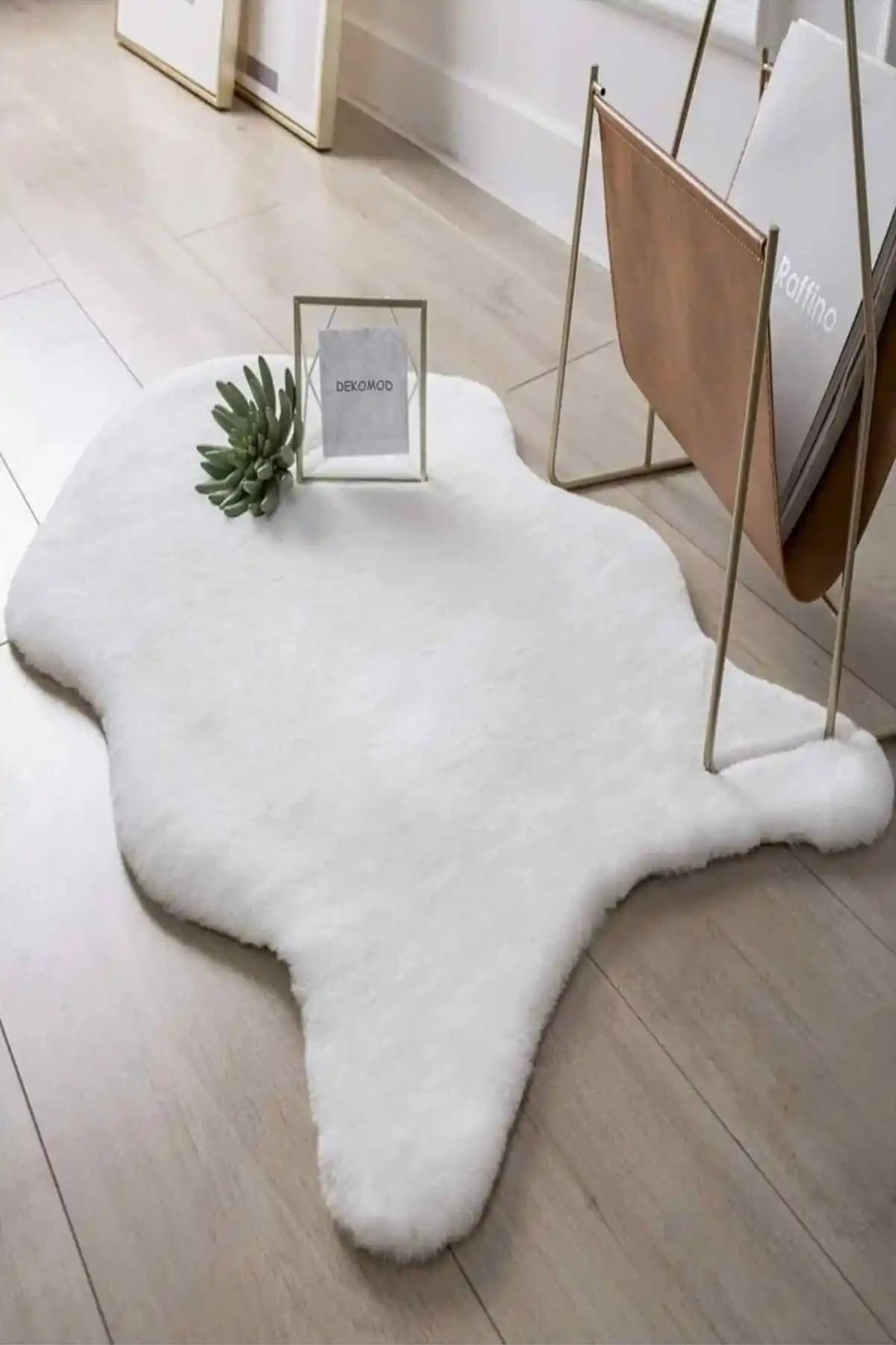 Aymira Home Beyaz Post ve DEKOMOD Peluş Post Halı Karşılaştırması