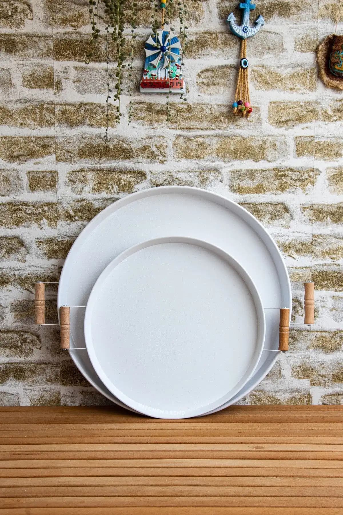 Kitchen Trend 2'li Ahşap Kulplu Metal Tepsi ve Beyaz Sunum Tepsisi Detaylı Tanıtımı
