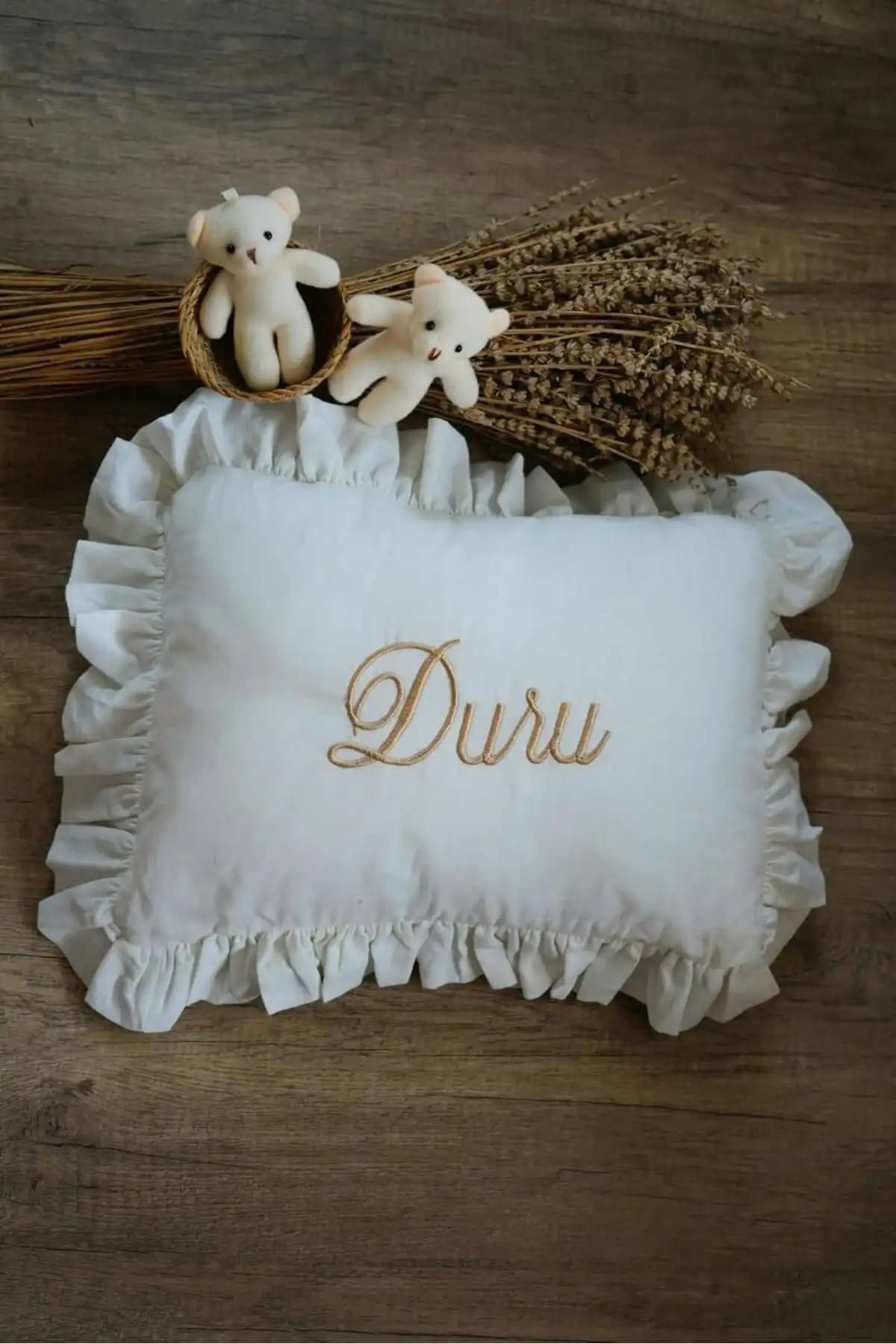 TinyKiddesign Nakışlı Müslin Fırfırlı Takı Yastığı Bebekler İçin Şık ve Güvenli Tasarım