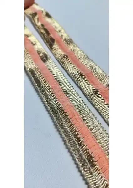 Altay Aksesuar Gold Zırhlı Pudra İplikli Şerit: Estetik ve Dayanıklılığı Bir Arada Sunar