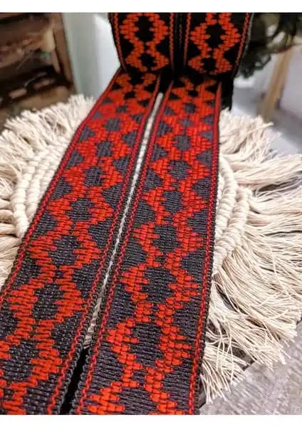 Altay Aksesuar Siyah Kırmızı Örme Şerit: Dayanıklı, Şık ve Çok Yönlü Kullanım Seçeneği