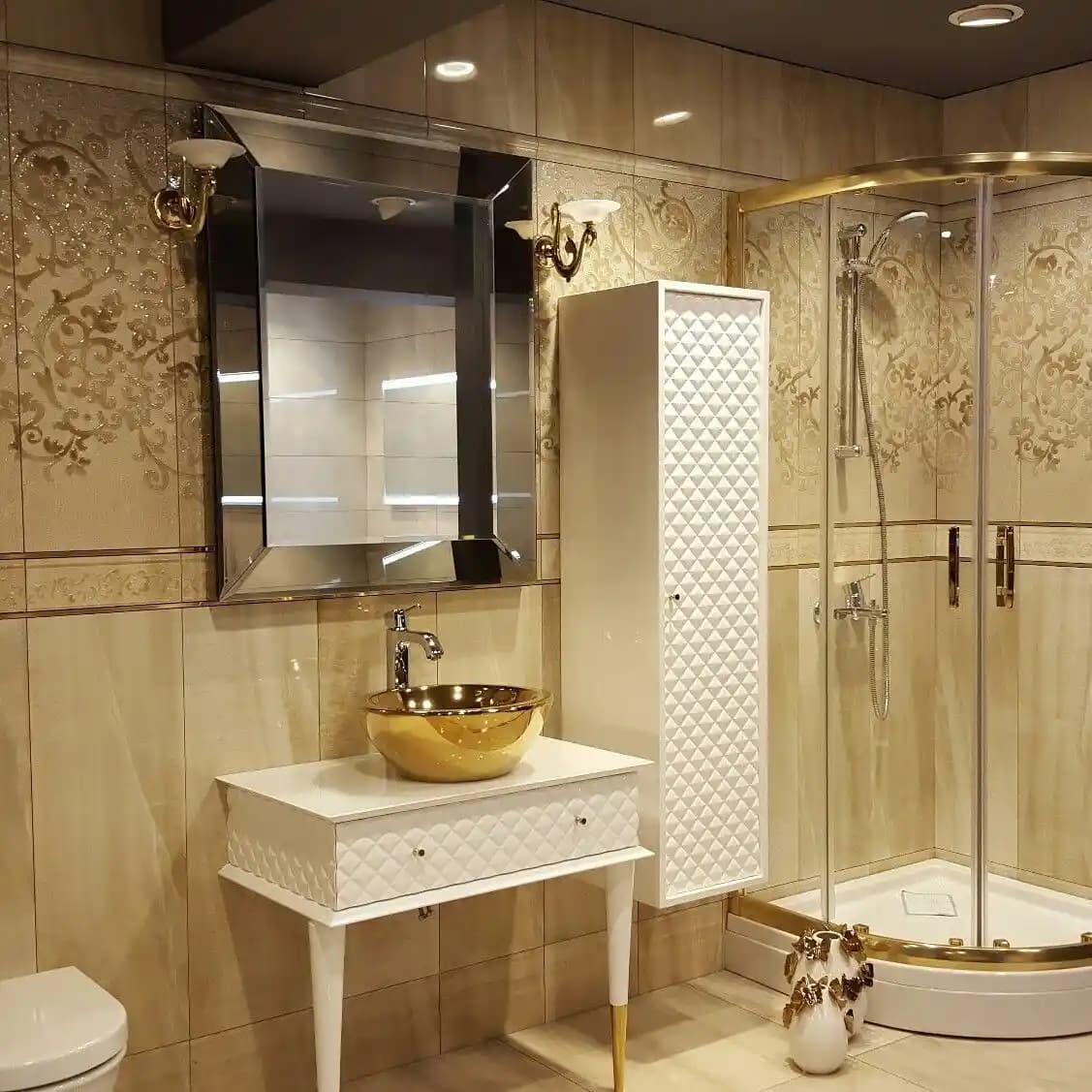 Altın Sarısı Banyo Modelleri: Metalik Detaylar ve Dekorasyonda Kullanımı