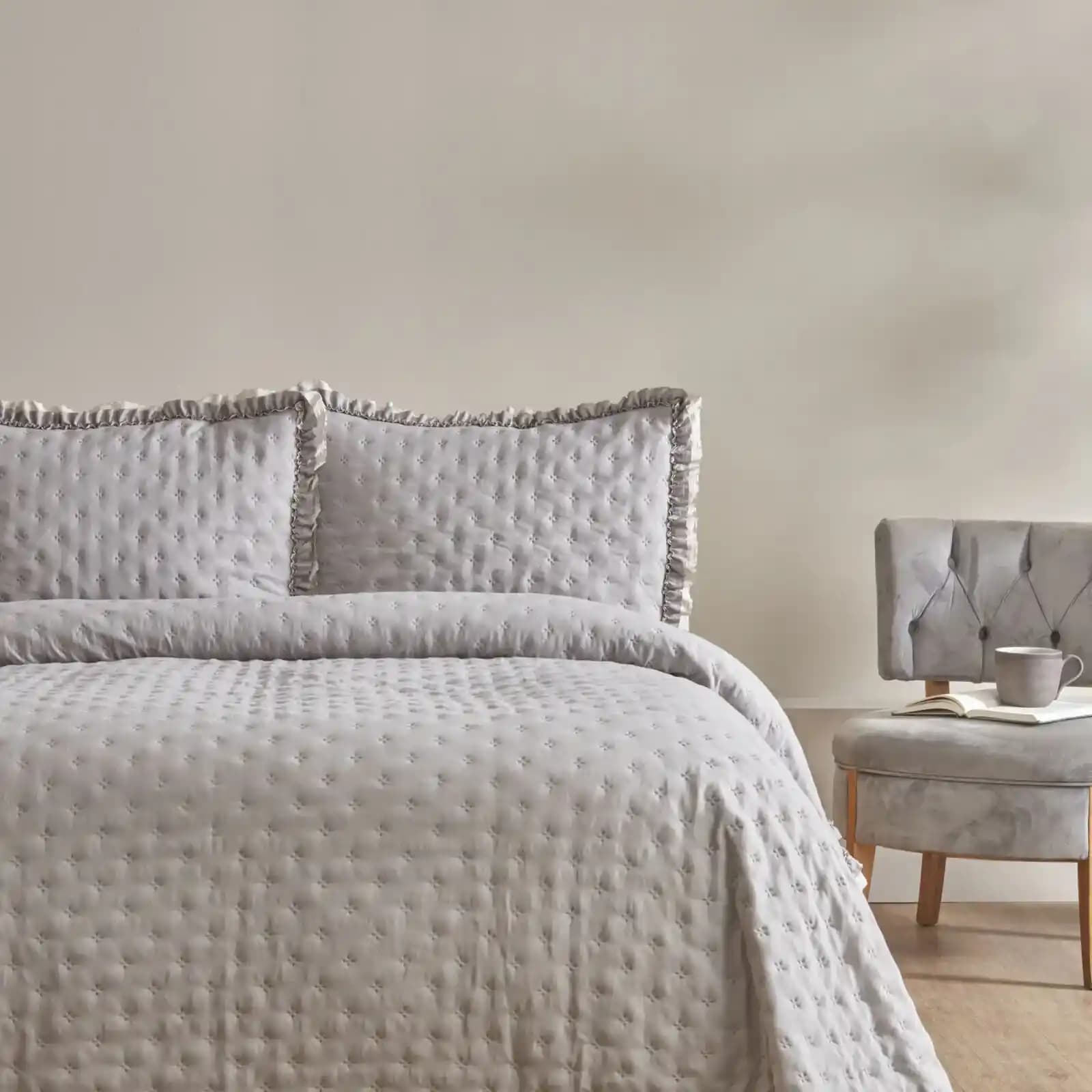 Karaca Viona Yatak Örtüsü: Fonksiyonellik ve Tasarım Hakkında Bilinmesi Gerekenler