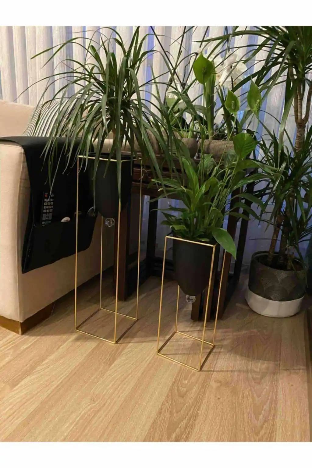 Metal Ayaklı İkili Saksılar: Dayanıklı ve Estetik Bitki Dekorasyonu Çözümleri