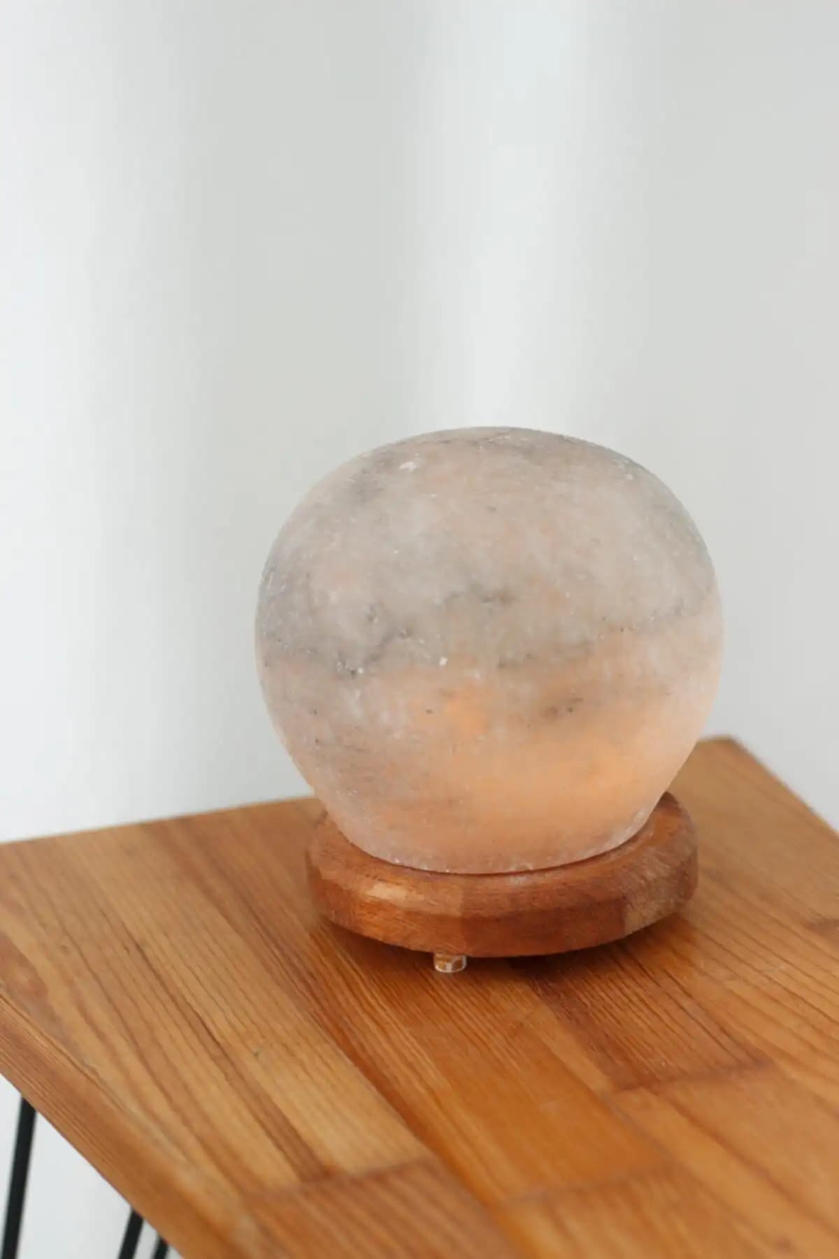 Salt and More Gri Küre Tuz Lambası Modern Tasarımıyla Evinize Şıklık ve Sağlık Katar