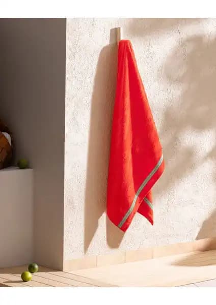 Bella Maison Holly ve Madame Coco Niels Plaj Havluları Karşılaştırması ve En İyi Seçenekler 2