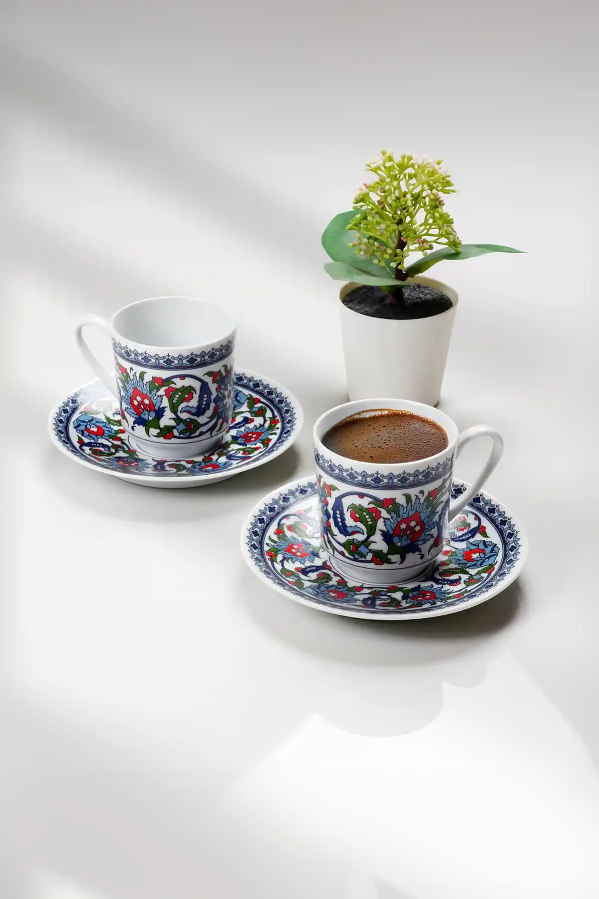 Güral Porselen 12 Parça Kahve Fincanı Takımı: Şık ve Dayanıklı Tasarım