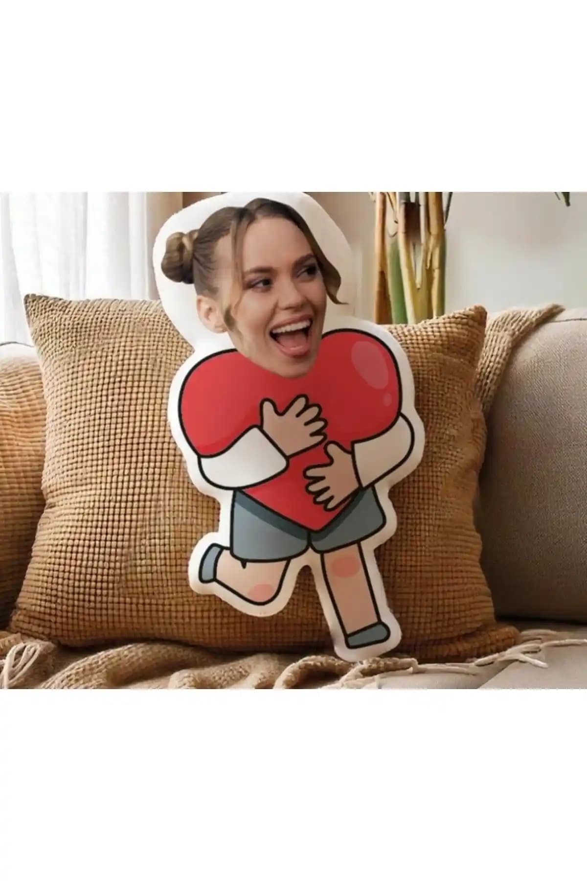 Kişiye Özel Kalp Tutan Kız Şekilli Bez Bebek Yastık – Estetik ve Fonksiyonel Tasarım
