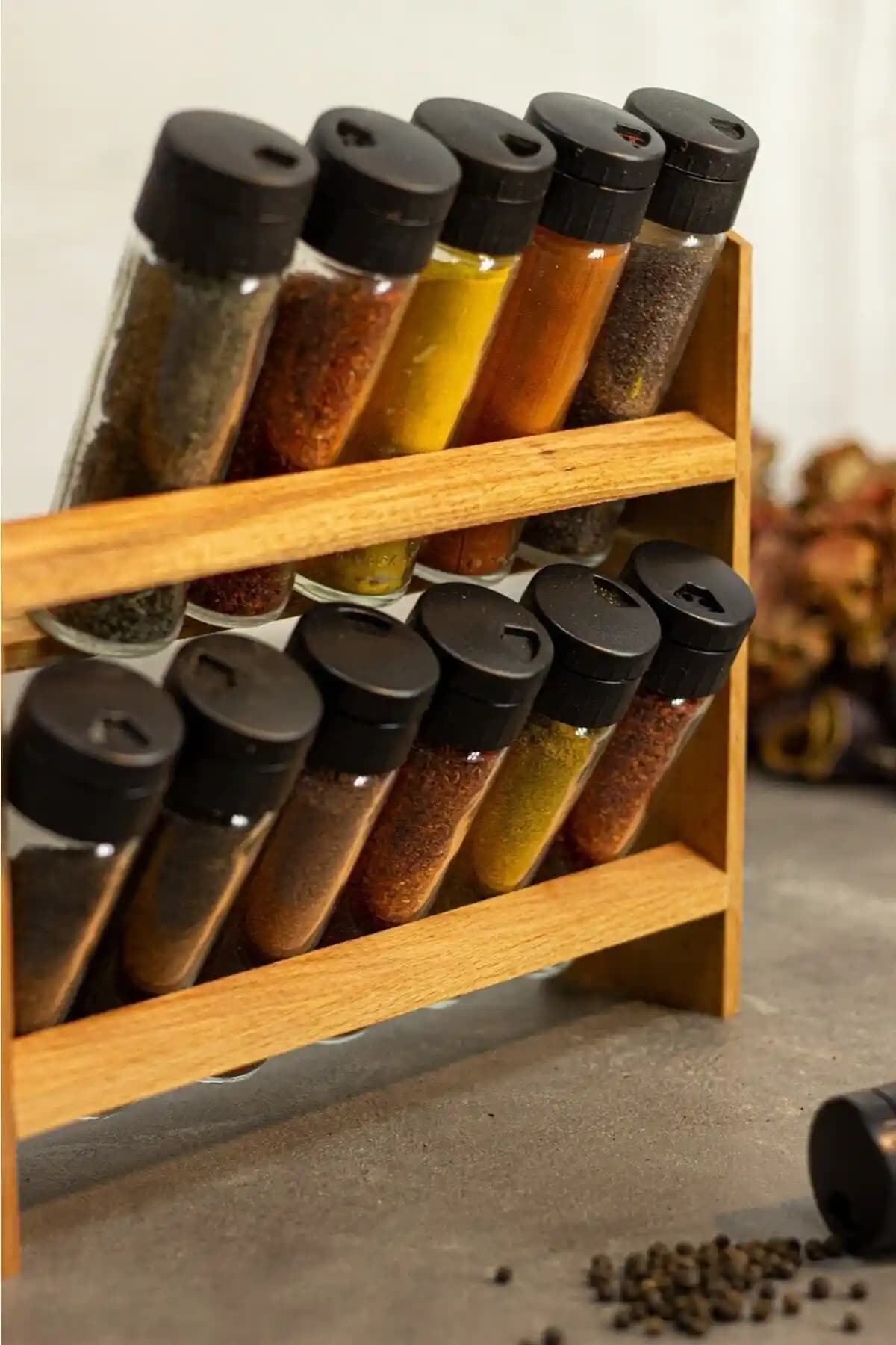 KukiWood Twister 12'li Baharatlık Takımı: Doğal Ahşap ve Cam ile Şık Mutfak Düzeni