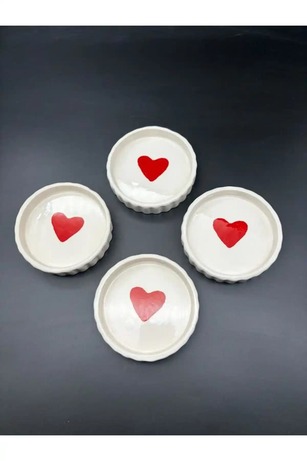 MeGgDecor 4'lü Kalpli Tırtıklı Seramik Sosluk Seti ile Şık ve Fonksiyonel Sofralar