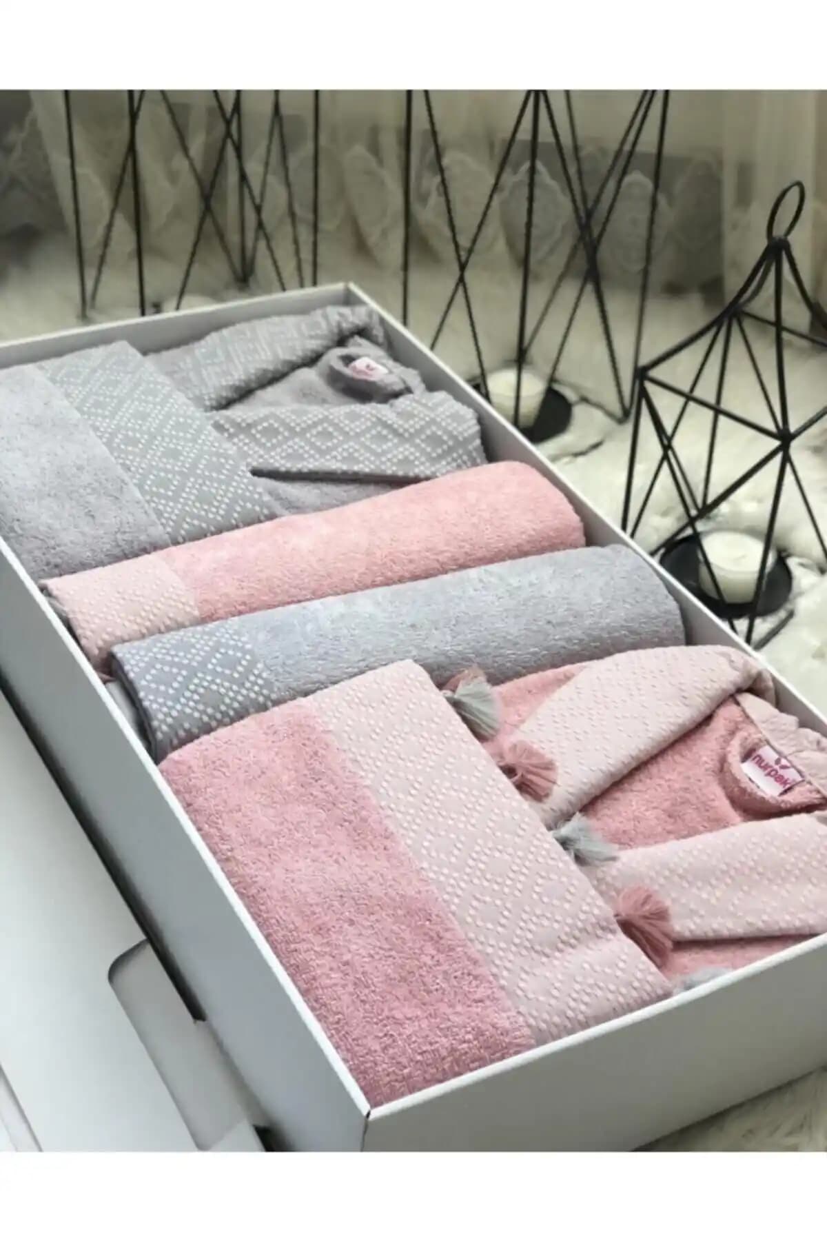 Nurpak Safir Püsküllü Aile Bornoz Seti: Gri ve Pudra Tonlarında Konfor ve Şıklık
