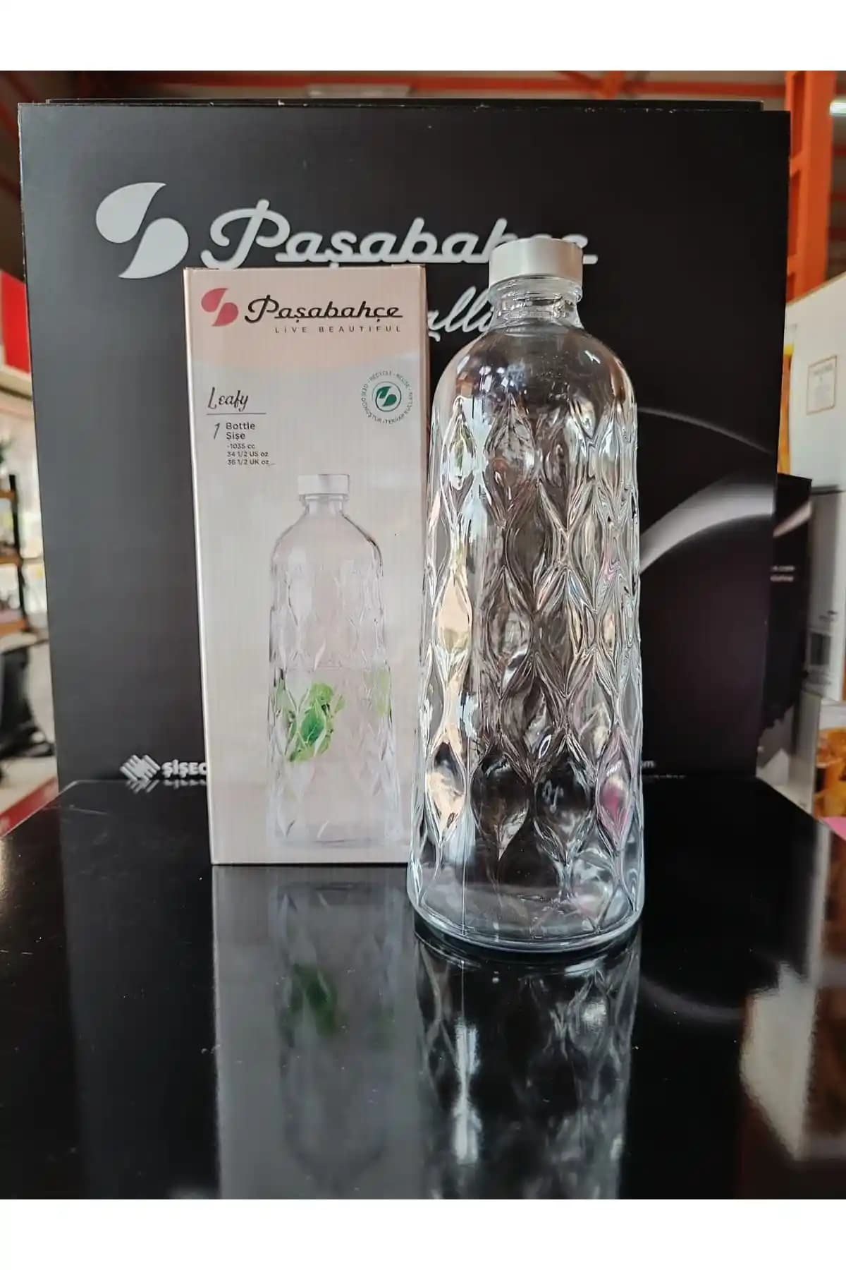 Paşabahçe 80405 Leafy 1035 cc Cam Su Şişesi: Estetik ve Fonksiyonel Tasarım