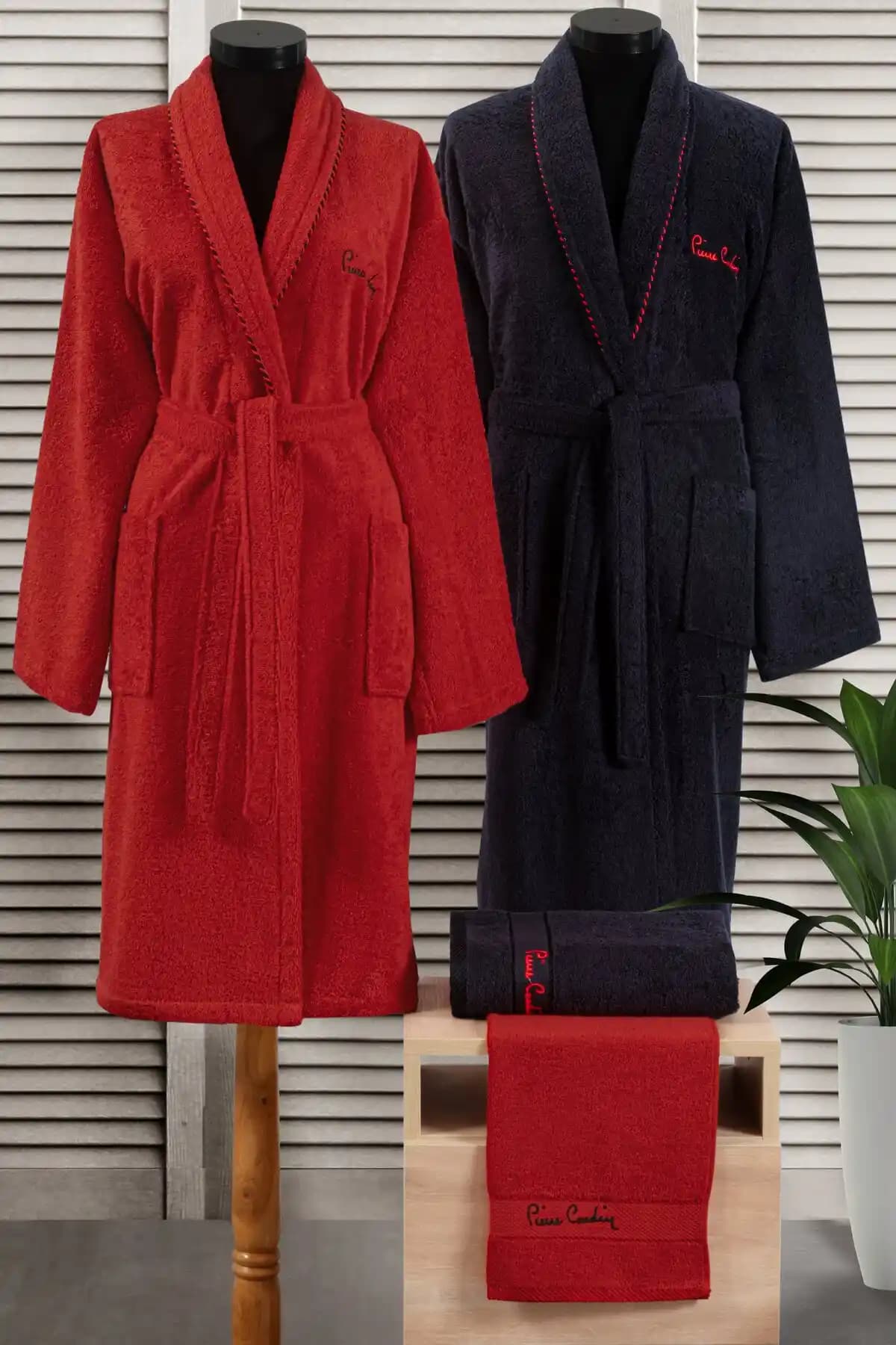 Pierre Cardin 4'lü Aile Bornoz Seti Ribbon Kırmızı-Siyah: Konfor ve Şıklık Dengesi