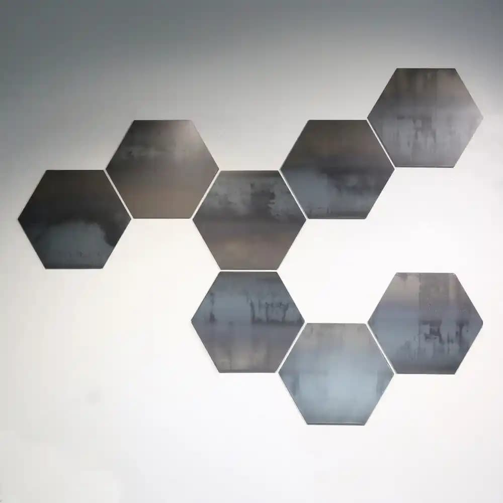 Ayarlanabilir Yükseklikte Masa Üstü Tasarımında Pirinç Altıgen Duvar Karoları ve Epoksi Kullanımı