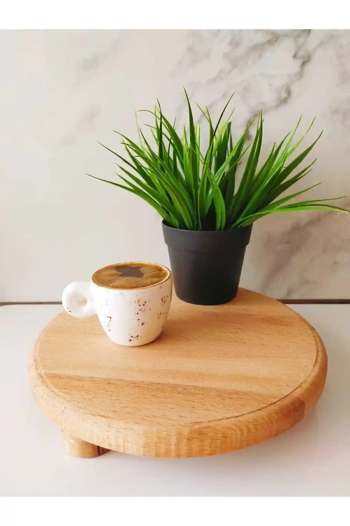 Doğal Ahşap Mini Ayaklı Sunumluk: Estetik ve Fonksiyonellik Sunan Dekoratif Tepsi