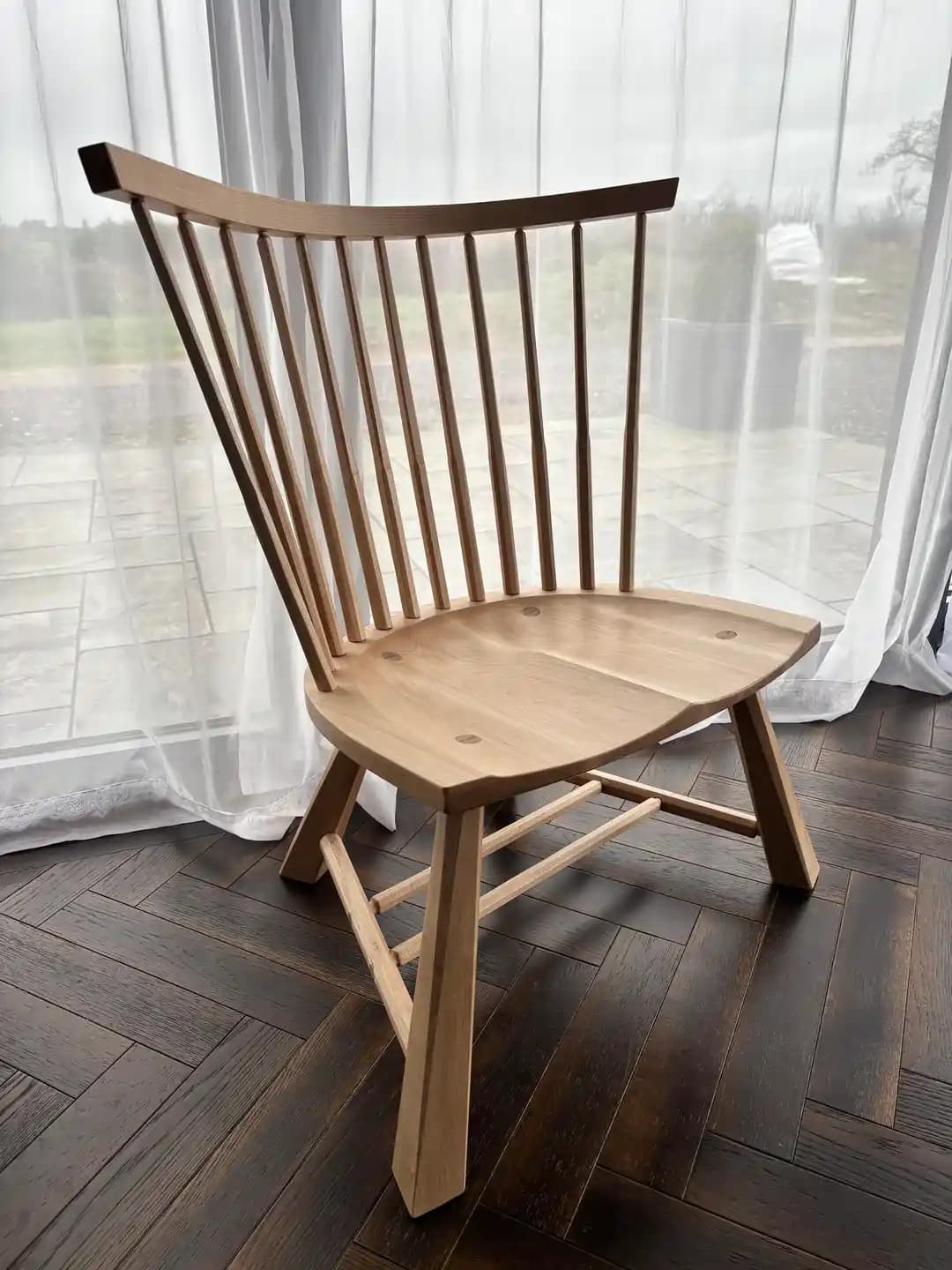 Hensby Tasarımlı Spindle Sırtlı Dinlenme Sandalyesi Yapımında Teknik ve Malzeme Detayları