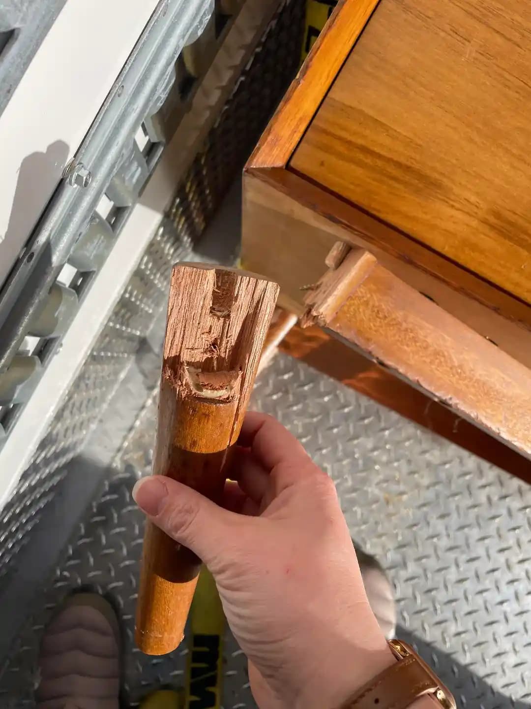 Kırık Mobilya Ayaklarının Onarımı İçin Adım Adım Uygulanabilir Yöntemler ve İpuçları