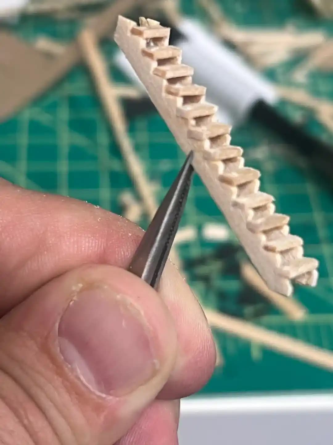 Minyatür Ahşap İşçiliği: Ev Malzemeleriyle Detaylı ve Fonksiyonel Modellerin Yapımı