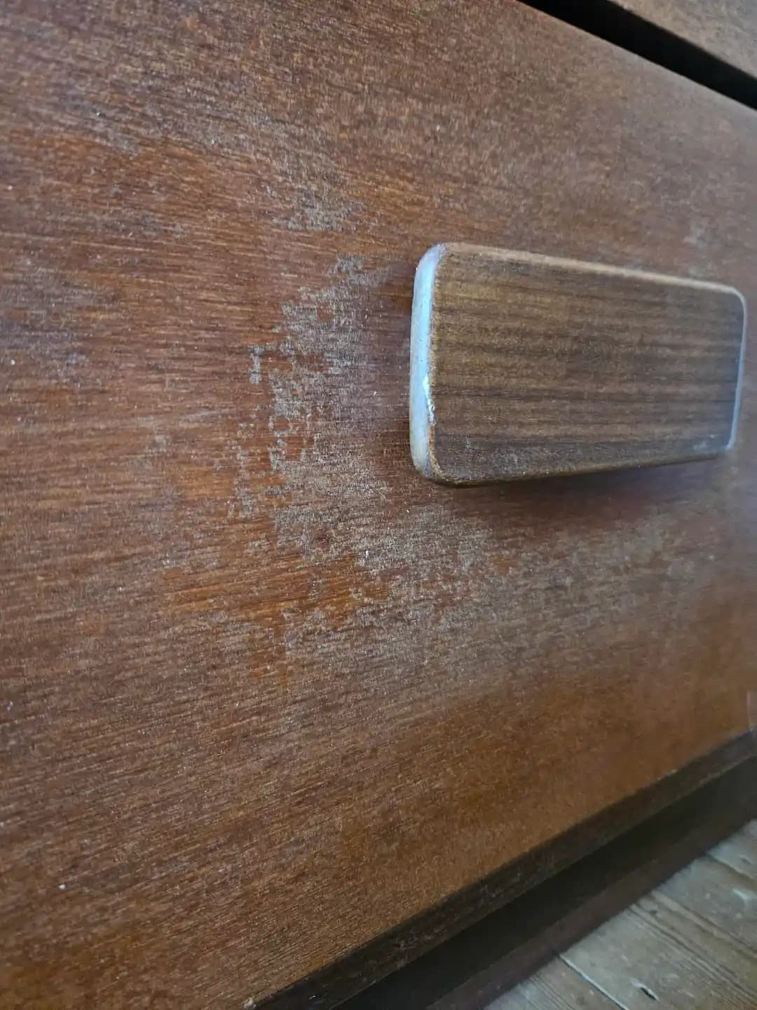 Tik Mobilyalarda Gri Lekeler ve Renk Değişiminin Nedenleri ile Çözüm Yöntemleri