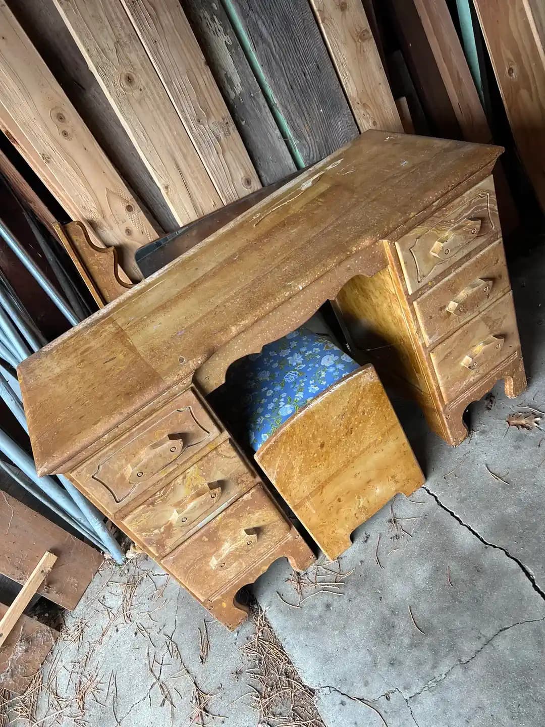 Yol Kenarındaki Eski Makyaj Masasının Kaplama Temizliği ve Yenileme Yöntemleri