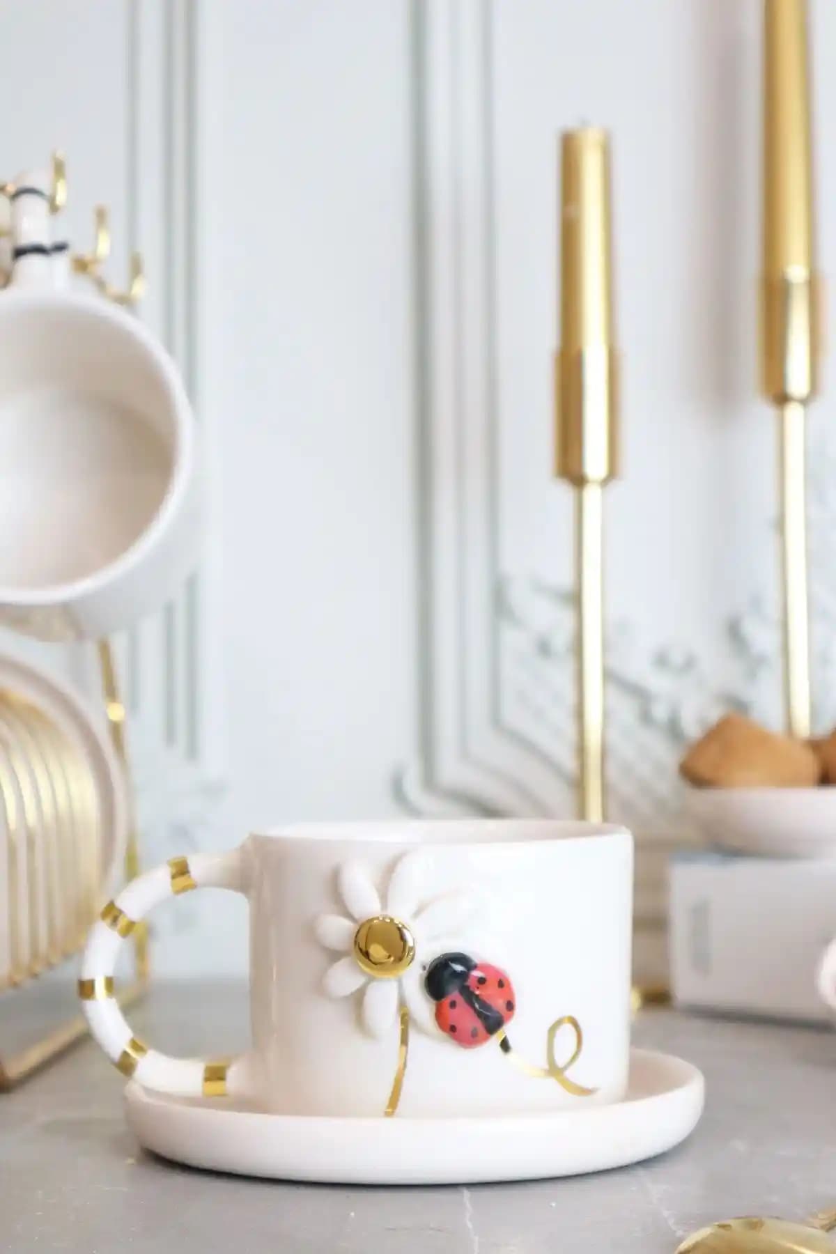 Ada Mia Seramik Papatya Figürlü 24K Altın Dekorlu El Yapımı Mug: Estetik ve Fonksiyonellik