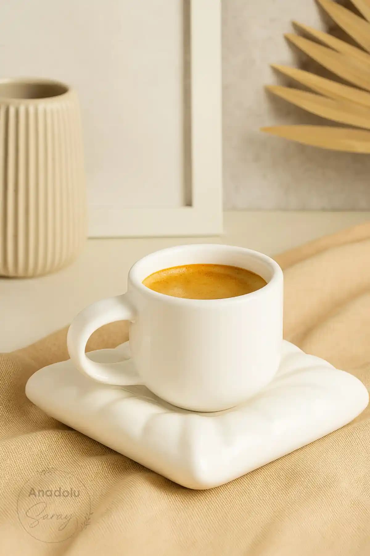 Anadolu Saray El Yapımı Seramik Kahve Fincan Seti ve Beyaz Yastık Minderi Dekoratif Ürünler