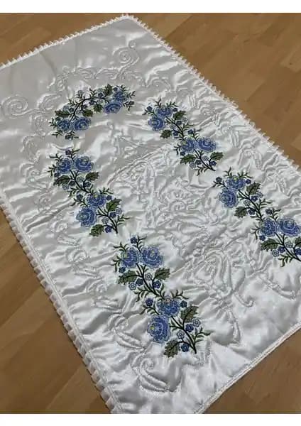 Ayhan markalı mavi kaneviçe işleme nakışlı saten seccade detaylı özellikleri ve kullanım alanları