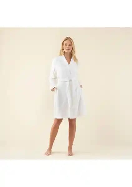 Chakra Chic Kadın Beyaz Bornoz: Şıklık ve Konfor Sunan Lüks Tasarım