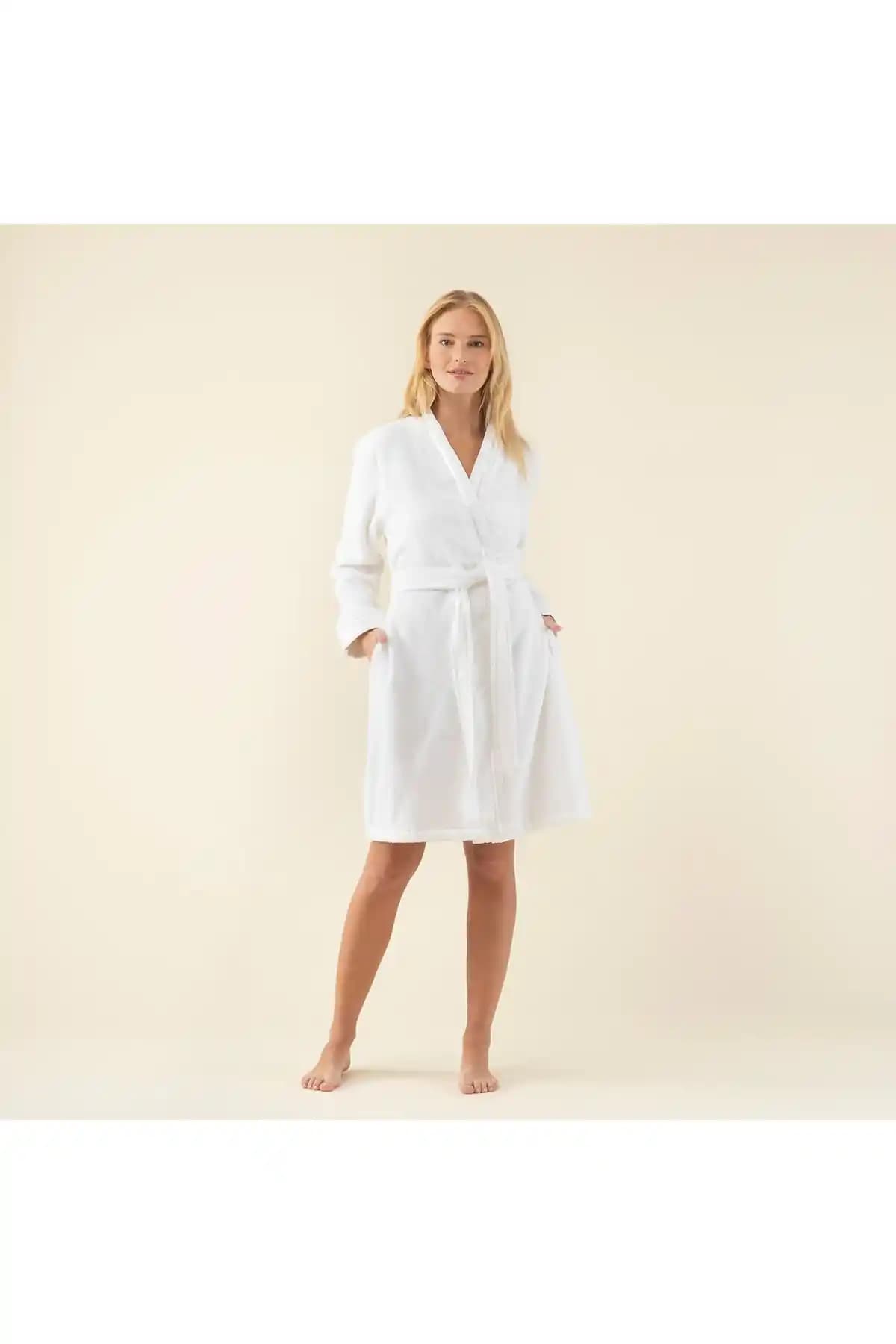 Chakra Chic Kadın Beyaz Bornoz: Şıklık ve Konfor Sunan Modern Tasarım