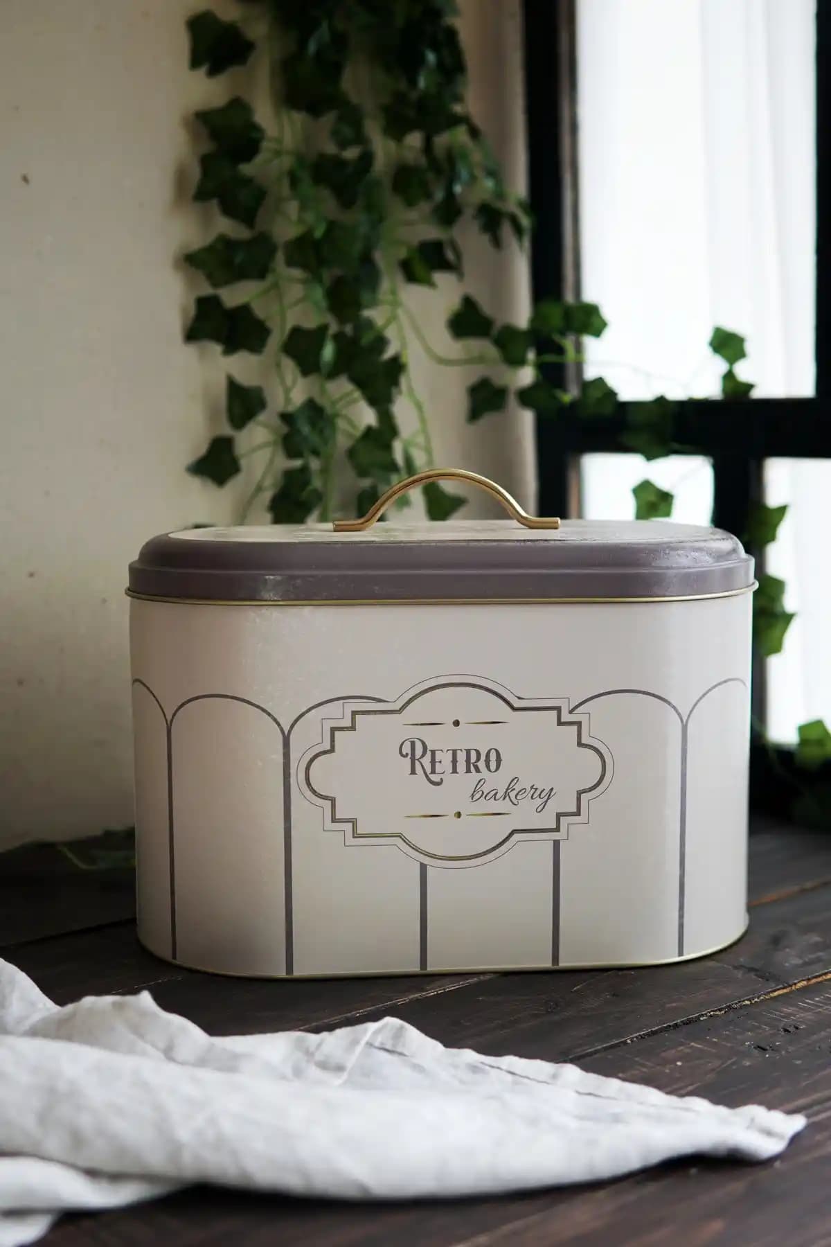 Evle Metal Oval Ekmeklik: Şık ve Dayanıklı Retro Tasarım Mutfak Gereçleri