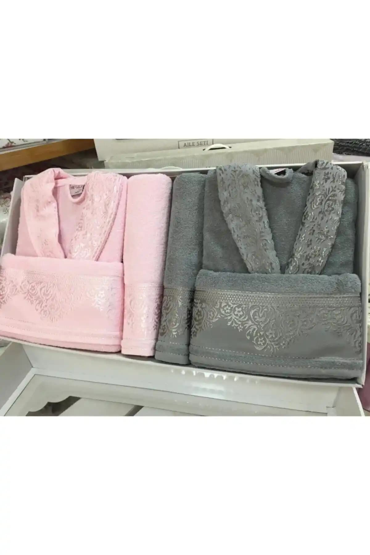 Fiesta 537 Yıl<dı>z Desen Pembe-Gri Bornoz Seti: Şıklık ve Konforun Birleşimi