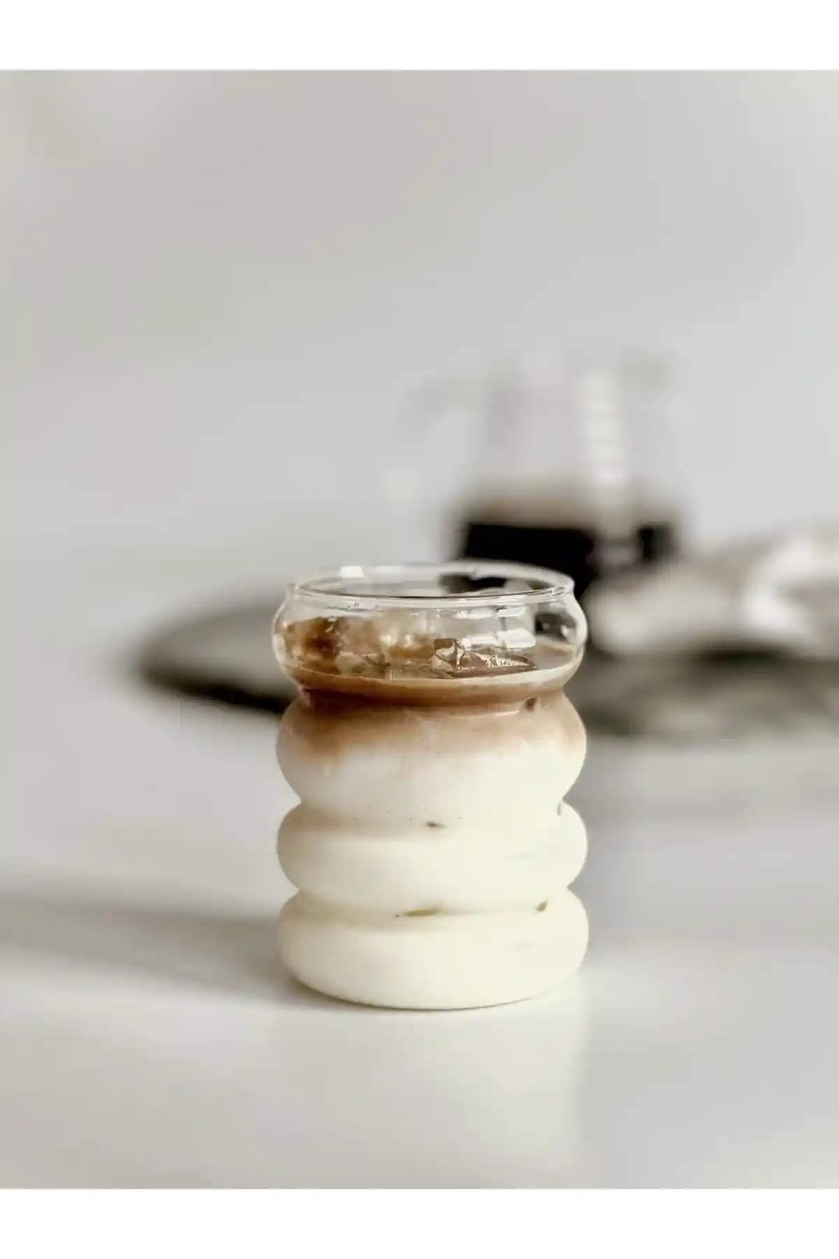 İsıya Dayanıklı Borosilikat Cam Bardak: Şık ve Fonksiyonel Tasarım