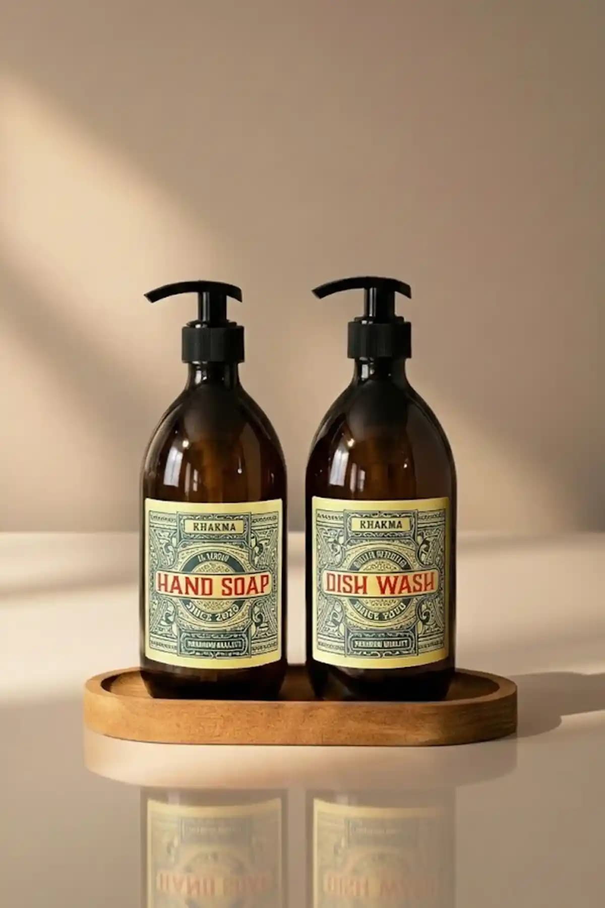 KHAKMA Ahşap Standlı 500 Ml Amber Renkli Vintage Cam Sabunluk Seti: Estetik ve Fonksiyonel Tasarım