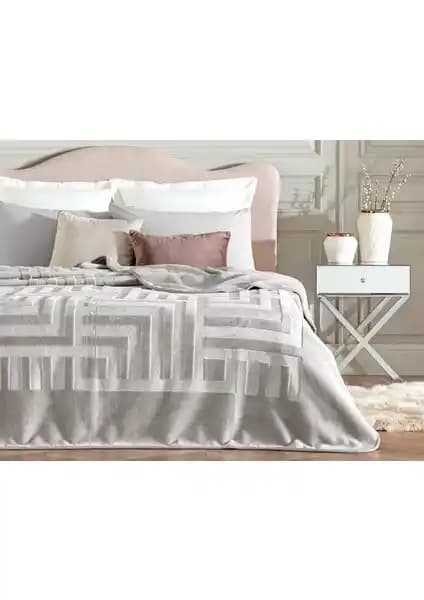 Madame Coco Clementine Vizon Emboss Çift Kişilik Battaniye Şıklık ve Konfor Sunar