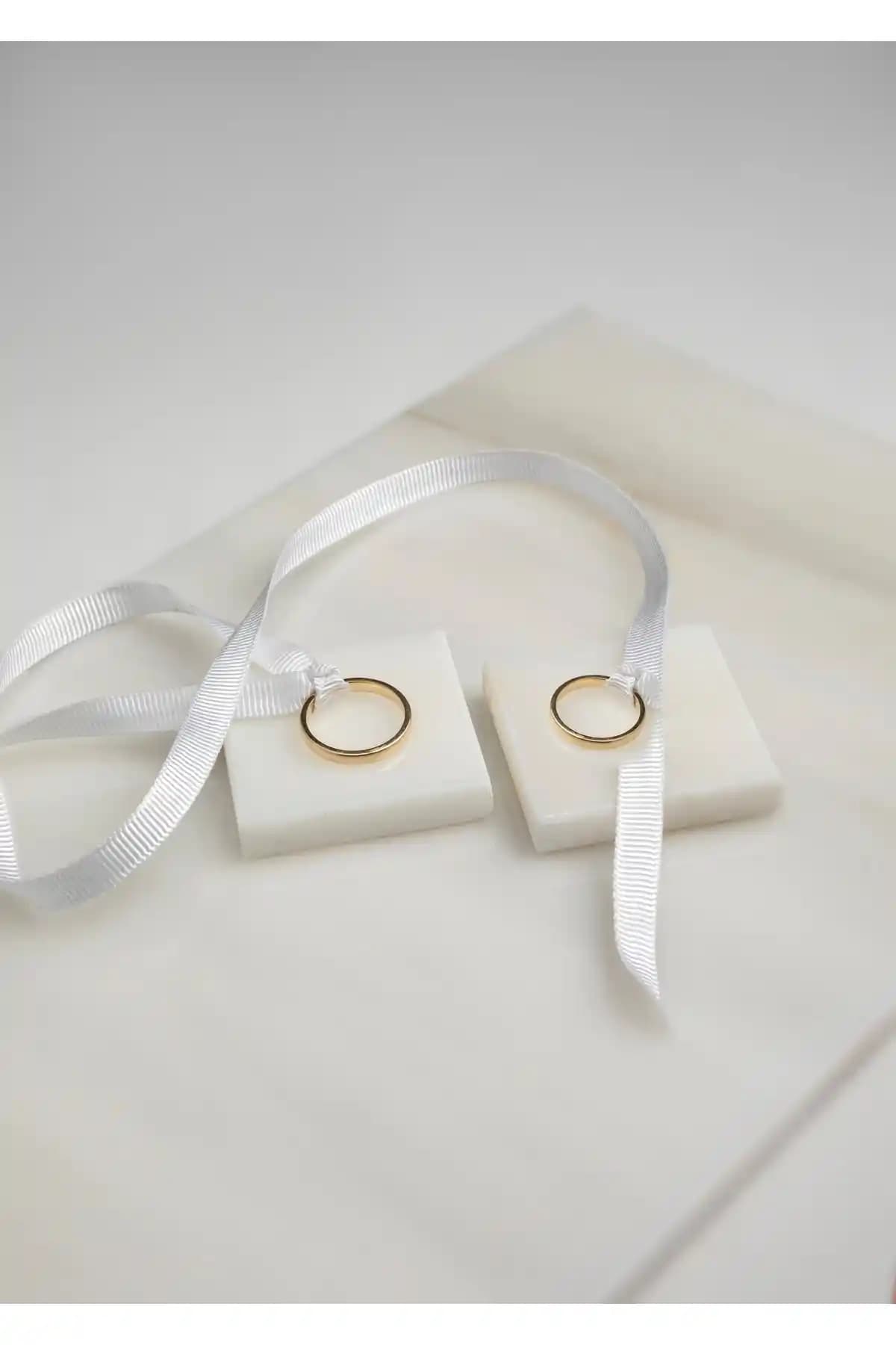 Mermer Doğal Söz ve Nişan Yüzük Yükseltici: Estetik ve Dayanıklı Takı Sunumu