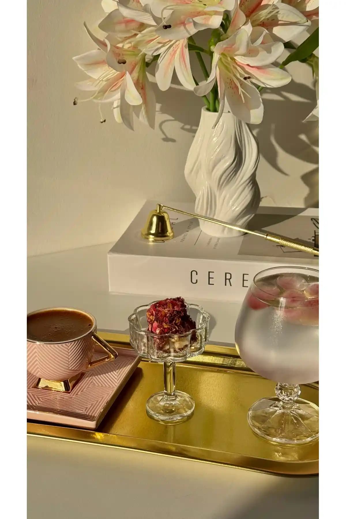 YAKUT 6’lı Cam Çiçek Şeklinde Ayaklı Kahve Yanı Seti Estetik ve Fonksiyonel Tasarım