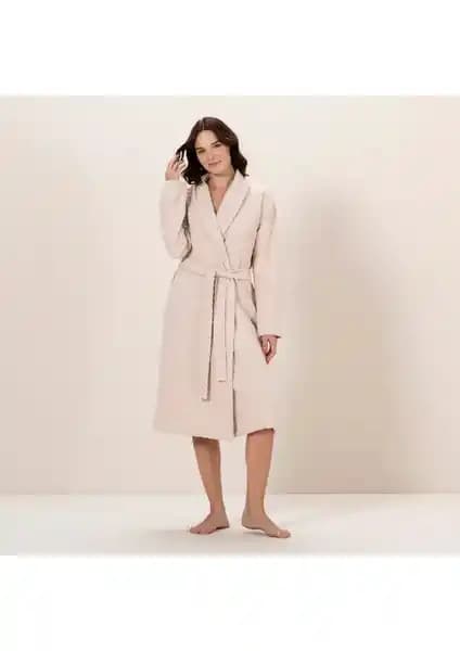 Chakra Zigzag Kadın Bornoz Bej: Şıklık ve Konforu Bir Arada Sunan Modern Tasarım