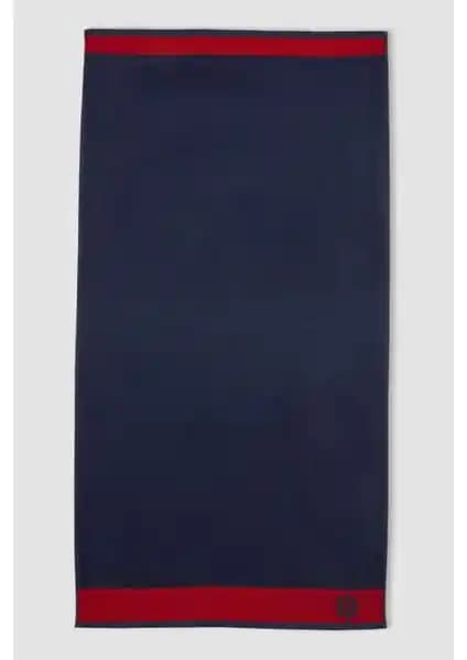 DeFacto Erkek Pamuklu Plaj Havlusu: Şık ve Konforlu Seyahat ve Plaj Kullanımı İçin