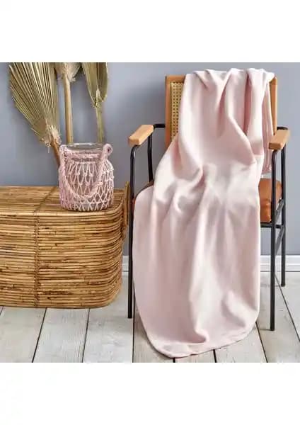 Karaca Home Blush Polar TV Battaniyesi: Şık Tasarım ve Konfor Sunan Çift Kişilik Battaniye