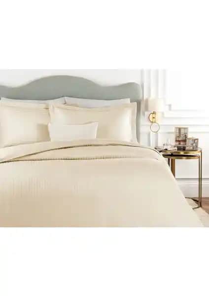 Madame Coco Elicia Çift Kişilik Saten Nevresim Takımı Gold Renkle Şıklık ve Konforu Bir Arada Sunar