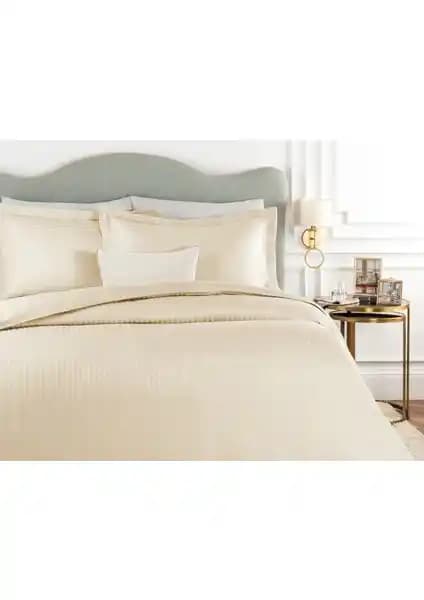 Madame Coco Elicia Çift Kişilik Saten Nevresim Takımı Gold Renkle Şıklık ve Konforu Bir Arada Sunar