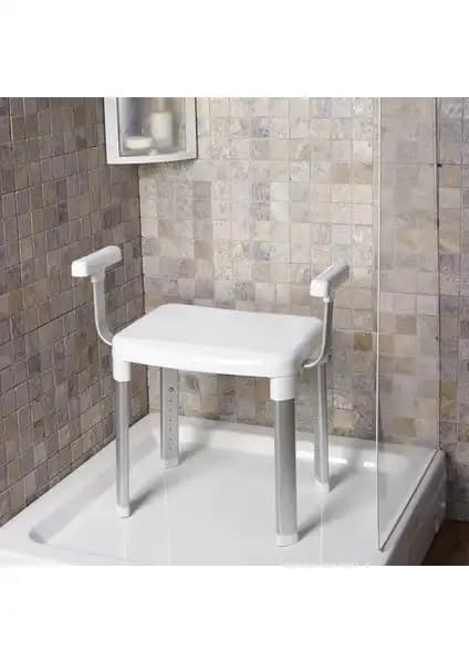 Primanova Cappadocia Kollu Banyo Sandalyesi: Dayanıklı ve Ayarlanabilir Tasarım