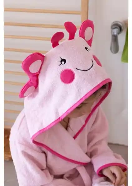 Zengin Home Kapüşonlu Çocuk Bornozu: Yumuşak ve Sevimli Tasarımıyla Sıcak Tutar